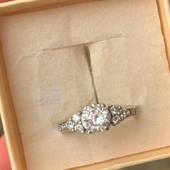 Beautiful Vintage Sterling Silver CZ Graduated Engagement Ring size 8.75 - Picture 3 of 12